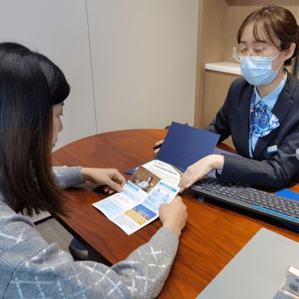 連扳三局展雄風(fēng)，大逆轉(zhuǎn)國(guó)羽勇奪首金；養(yǎng)老服務(wù)暖人心，銀齡歲月映華章